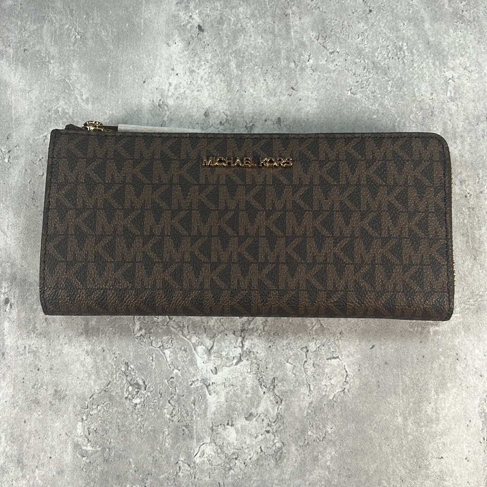 NWT MICHAEL Michael Kors Jet Set Travel Large Logo Quarter-Zip Wallet Brown